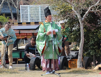 斎王群行で挨拶する市長